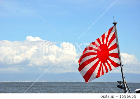十六条旭日旗と積乱雲 1596659