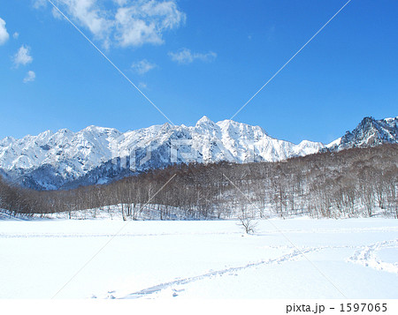 冬の鏡池から見た戸隠山 1597065