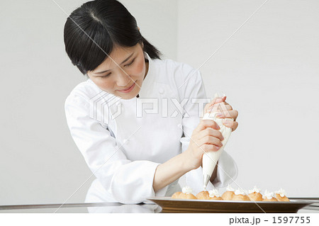 女性シェフの写真素材 1597755 Pixta
