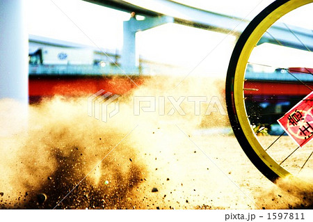 自転車の技での砂埃の写真素材
