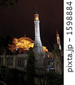 闇夜に浮きあがるライトアップされたモスク 1598884