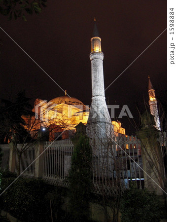 闇夜に浮きあがるライトアップされたモスク 1598884