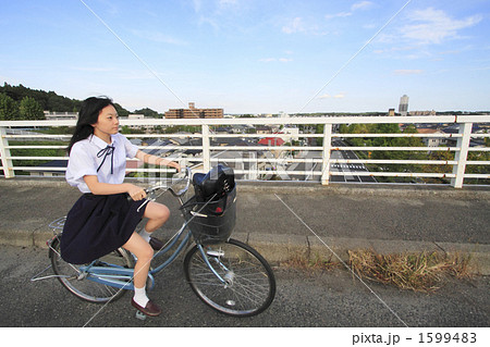 自転車をこぐ女子高生の写真素材