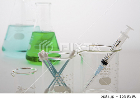 ビーカーと注射器綿棒と粉末の実験医療イメージ 1599596