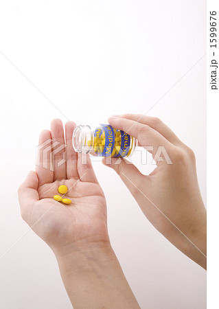 錠剤を手に取る 1599676