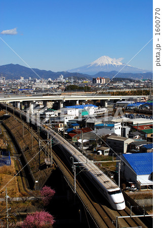 新幹線と富士山 1600770