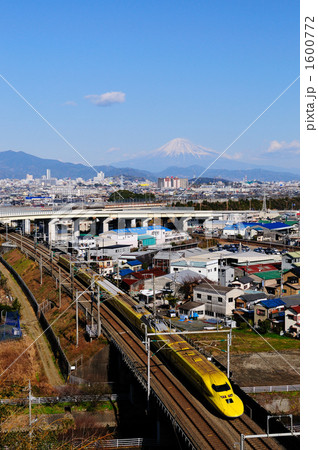 新幹線と富士山 1600772
