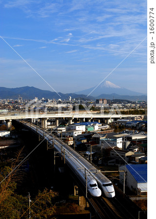 新幹線と富士山 1600774