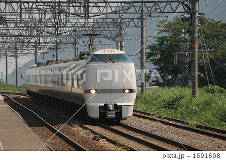 北陸本線近江塩津駅通過の683系特急サンダーバード 北陸本線近江塩津駅通過の683系特急サンダーバード 1601608