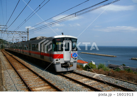 海岸線の見える高台を行く姫路行直通特急 1601913