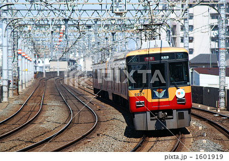 複々線を驀進する京阪特急 1601919