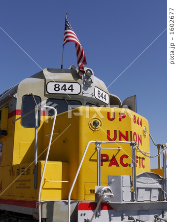 ラスベガス郊外ボールダーを走るユニオンパシフィック鉄道の写真素材
