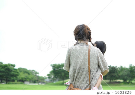 ママに抱っこされる娘 1603829