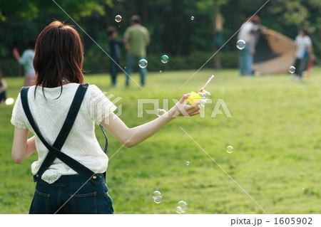 休日に公園でシャボン玉を楽しむ女性 休日に公園でシャボン玉を楽しむ女性 1605902