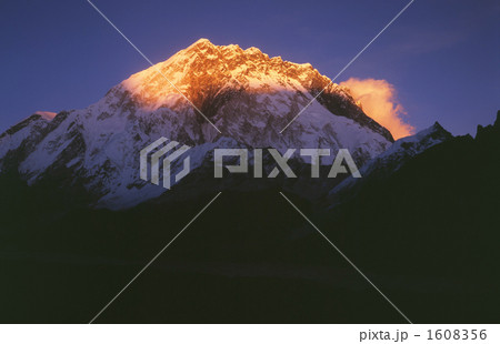 エベレスト街道ロブチェの丘よりヌプツェの夕焼けを望む 1608356