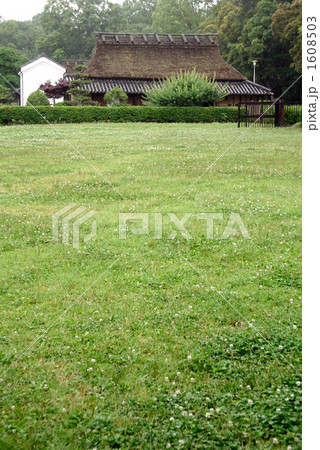 古民家と芝生 1608503