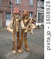 路上に立つ木造人形の家族 路上に立つ木造人形の家族 1608928