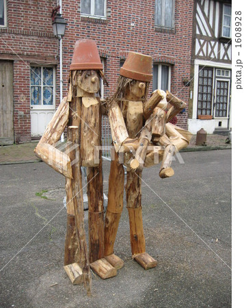路上に立つ木造人形の家族 1608928