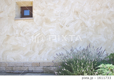 塗り壁と小窓 1611733