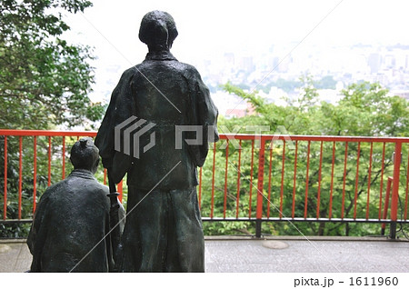 京都を見下ろす坂本龍馬と中岡慎太郎 1611960