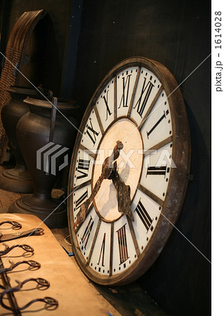 蚤の市で見付けた大きな古時計の写真素材