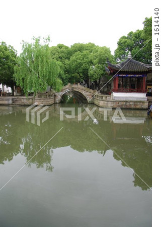 江南の水郷「同里」の運河にかかる古いアーチ橋 江南の水郷「同里」の運河にかかる古いアーチ橋 1614140