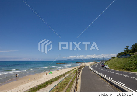 島根の海 真夏の日本海、ビーチと道路 島根の海 真夏の日本海、ビーチと道路 1615517