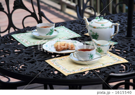 初夏の午後にウッドデッキのテラスでティータイム 1615540