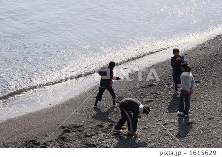水切りを楽しむ子供達 水切りを楽しむ子供達 1615629