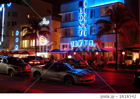 眠らない夜のマイアミ 繁華街のネオンとスポーツカーの夜景 眠らない夜のマイアミ 繁華街のネオンとスポーツカーの夜景 1616542