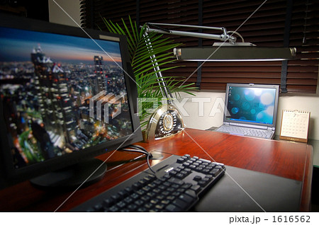 パソコンルームのモダンなインテリア　書斎又は社長室 1616562