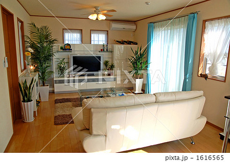 白基調のモダンなリビングルーム 1616565