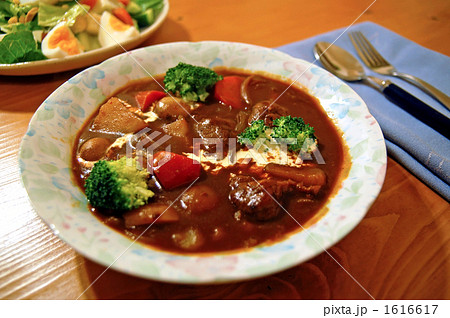 家庭で作る手作りビーフシチューをダイニングでの写真素材