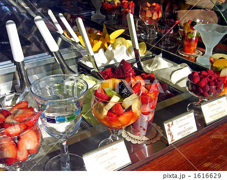 イタリアのデザート ジェラートとフルーツのトッピング イタリアのデザート ジェラートとフルーツのトッピング 1616629