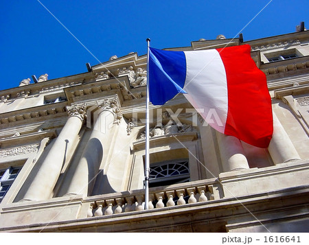 フランスの国旗とバロック建築のアルル市庁舎 フランスの国旗とバロック建築のアルル市庁舎 1616641