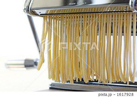 パスタマシンでパスタ製作中 1617928