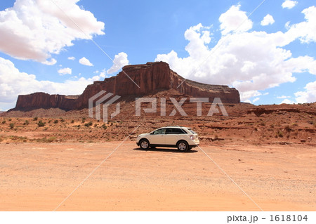 A White SUV in Monuent Valley 1618104