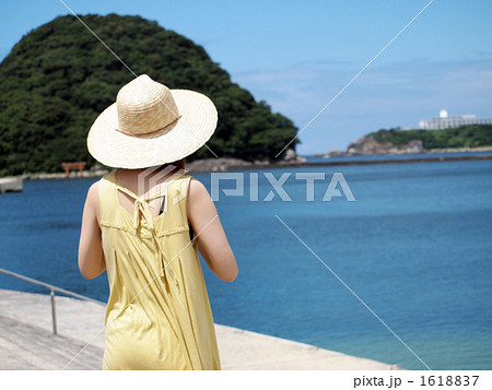 海を眺める女性 1618837