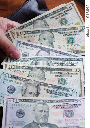 紙幣を持つ手 1618845