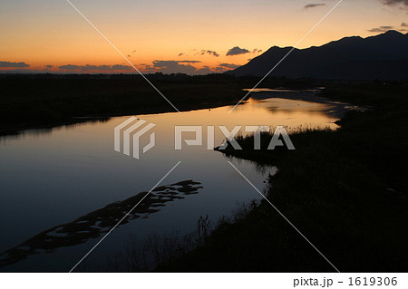 大隈半島を流れる肝属川の朝の風景 1619306