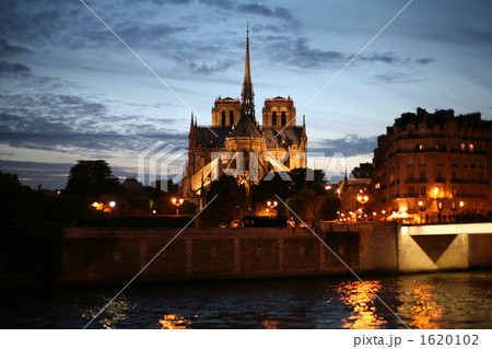 ノートルダム寺院の裏側 サンルイ島より 1620102