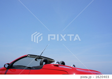 青空と赤いオープンカー 1620403