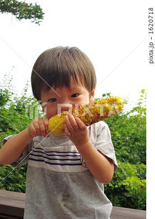 焼きトウモロコシを食べる子供 焼きトウモロコシを食べる子供 1620718