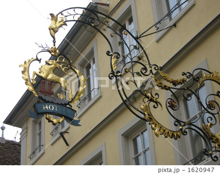 ドイツの都市でよく目につく飾り看板 1620947