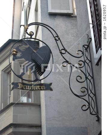 ドイツの都市でよく目につく飾り看板 1620957