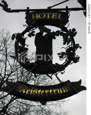 ドイツの都市でよく目につく飾り看板 1620960