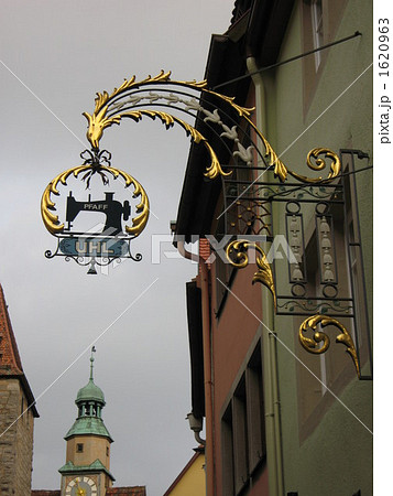 ドイツの都市でよく目につく飾り看板 1620963