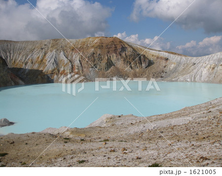 エメラルドグリーンの火山湖 1621005