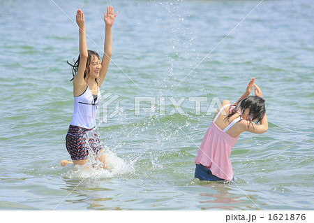 水かけ遊びをする姉妹の写真素材