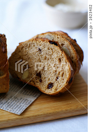 レーズンとくるみのパン 1623402